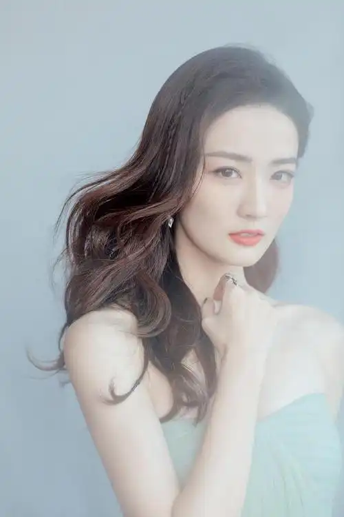 【12.22 徐璐】荣获"年度上升女演员" .