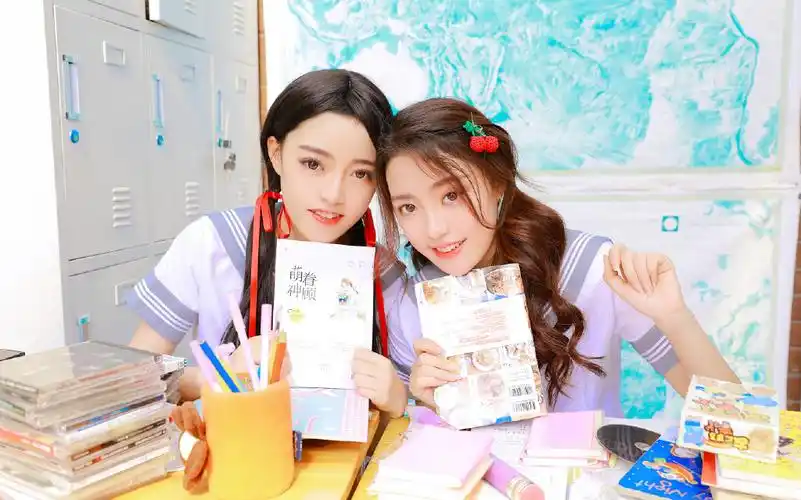 麻辣美女姐妹花学生制服性感闺蜜照图片