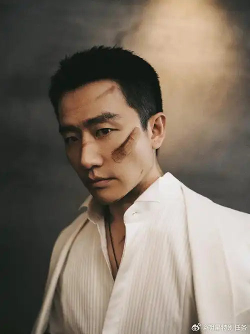 适房间听唱歌#【微博电影之夜70盛典突击队】@黄轩的微博采访上线啦