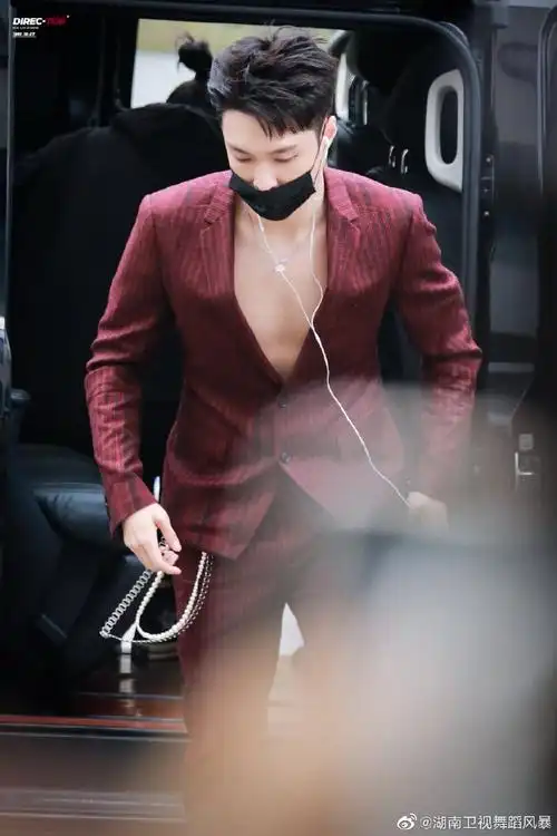 舞蹈风暴##张艺兴酒红色西装