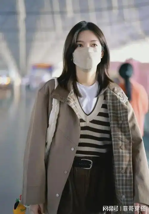 江疏影最新机场穿搭看怎么搭配百元包