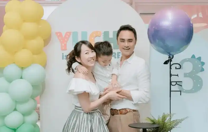 与老婆穿情侣装看房,王婷萱怀抱女儿不插话好温柔_一家_儿子_直播