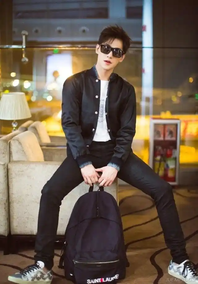 帅气杨洋戛纳型男街拍时尚写真第7张图