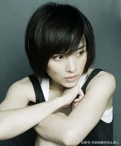 李佳中国内地演员,靳东的妻子,容颜依旧气质优雅!