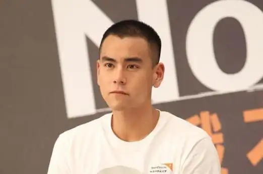 黄景瑜小平头造型帅爆网友看起来神似李易峰不比彭于晏差