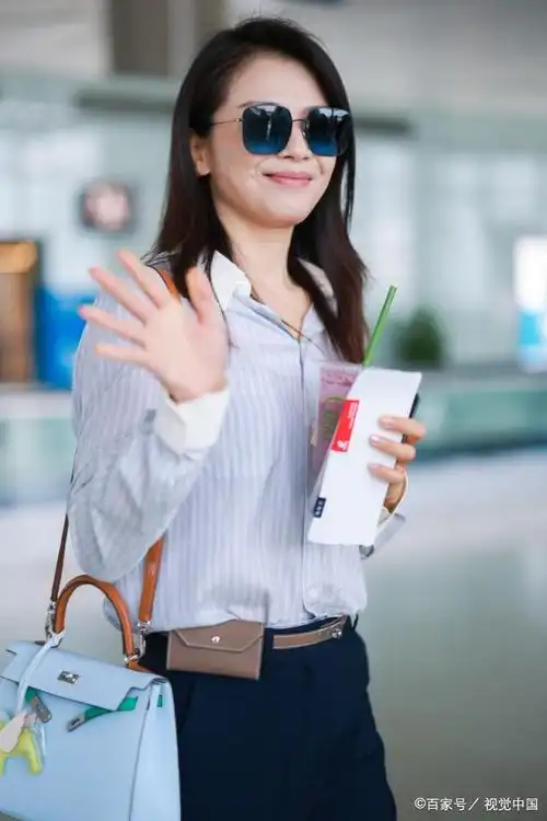 刘涛亮相上海机场!身穿撞色条纹衬衫搭西裤,尽显个人魅力