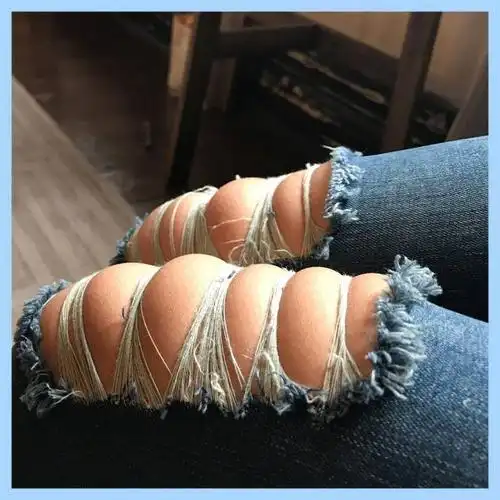 破洞运用到牛仔裤上早已不是新鲜事