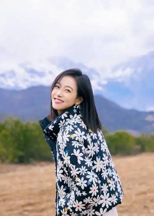 宋茜衣服上好多花##宋茜笑得好温柔