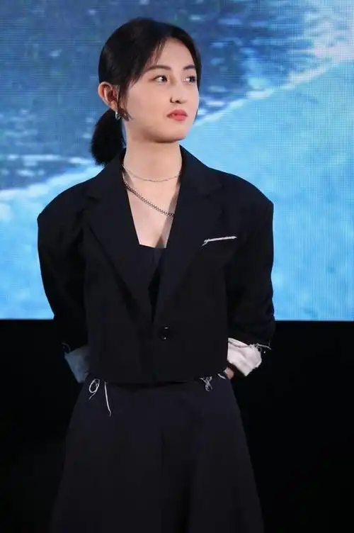 其中,最引人注目的当属年仅21岁的中国内地女演员张子枫.