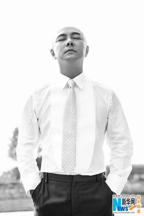 张卫健"潮叔"藏不住 获赞"最帅光头西装男"