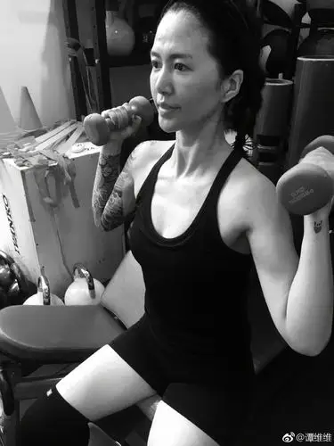 谭维维秀大花臂健身,可仙可man这个女人太酷了