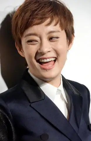 2016年4月12日,上海,孙俪,邓超为新店剪彩咬耳朵恩爱满分,老公现场