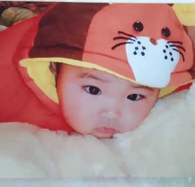 翻看着从小到大的照片,心里酸酸的 #原来你真的一眨眼就长大了 - 抖音