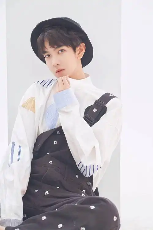 郑繁星清新校服写真曝光 网友:别人家的弟弟我也想要