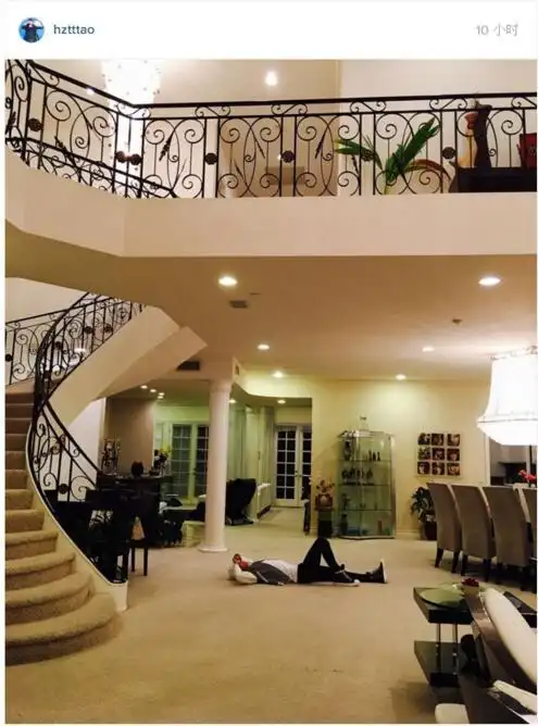 黄子韬豪宅曝光 横躺客厅霸道总裁范 明星豪宅大比拼(图)