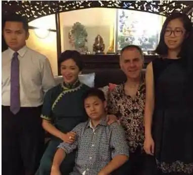 金星领养的3个孤儿现状没有血缘关系的5口之家风光背后有泪水