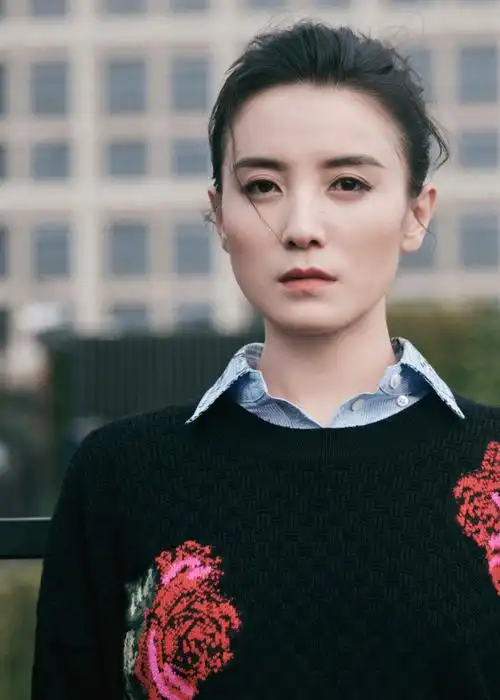 简介:宋佳印花针织衫复古浪漫写真图片,分享一组宋佳图片给大家,图中