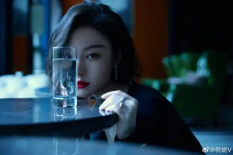 倪妮烈焰红唇展现性感时尚风