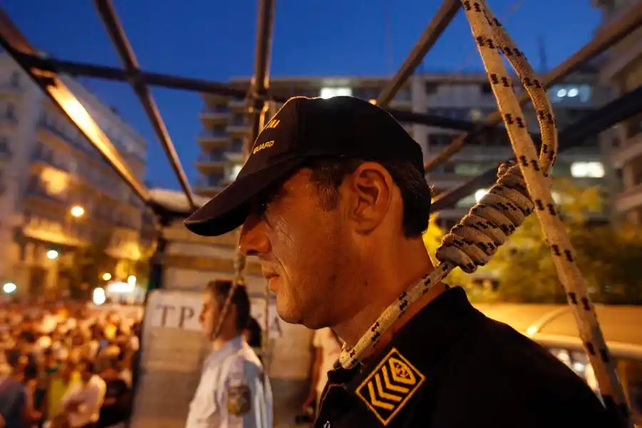 希腊警察"上吊"抗议削减薪水