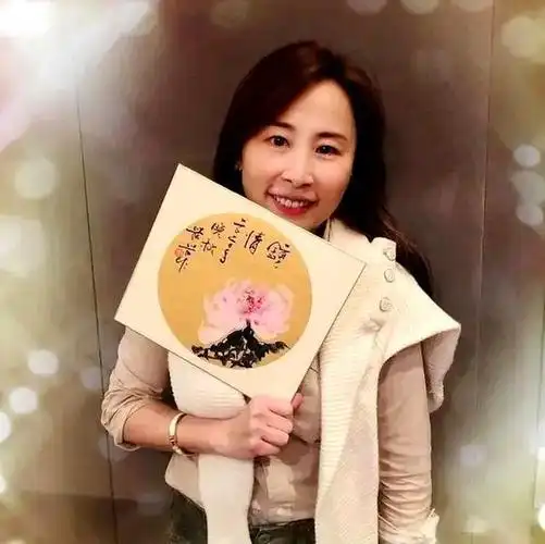 网友们猜测的答案也是越来越多:彭羚,许秋怡,梁咏琪,汤宝如,张文慈