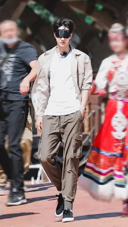 王一博全身图第二弹宽肩窄腰大长腿完美头身比完美体态#王一博 爱奇艺