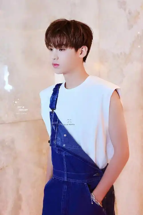 黄明昊背带裤造型上班