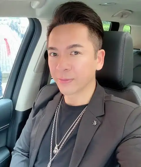 内地捞金两年回港买房,为妻女欲回巢查看更多简介郭政鸿,1964年11月18