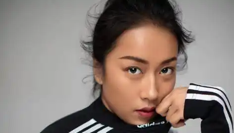 不过在实力得到肯定的同时,黝黑的皮肤也让她显得与众不同,这也在一定