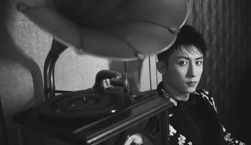 俊朗男孩黄景瑜经典复古西装写真