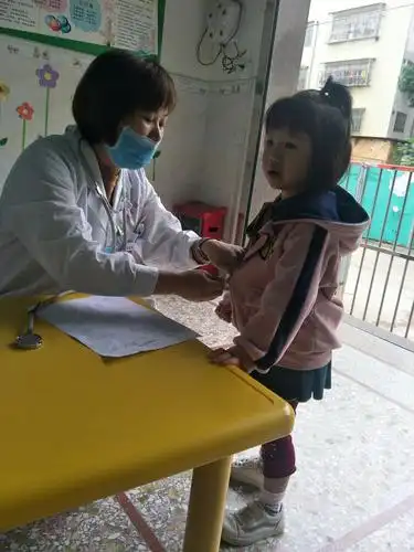 快乐成长——黄金镇卫生院免费为金蕾幼儿园全园小朋友进行体检