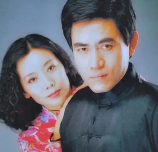 陈宝国和初恋深夜约会,面容疲倦引担忧【爱哟网】