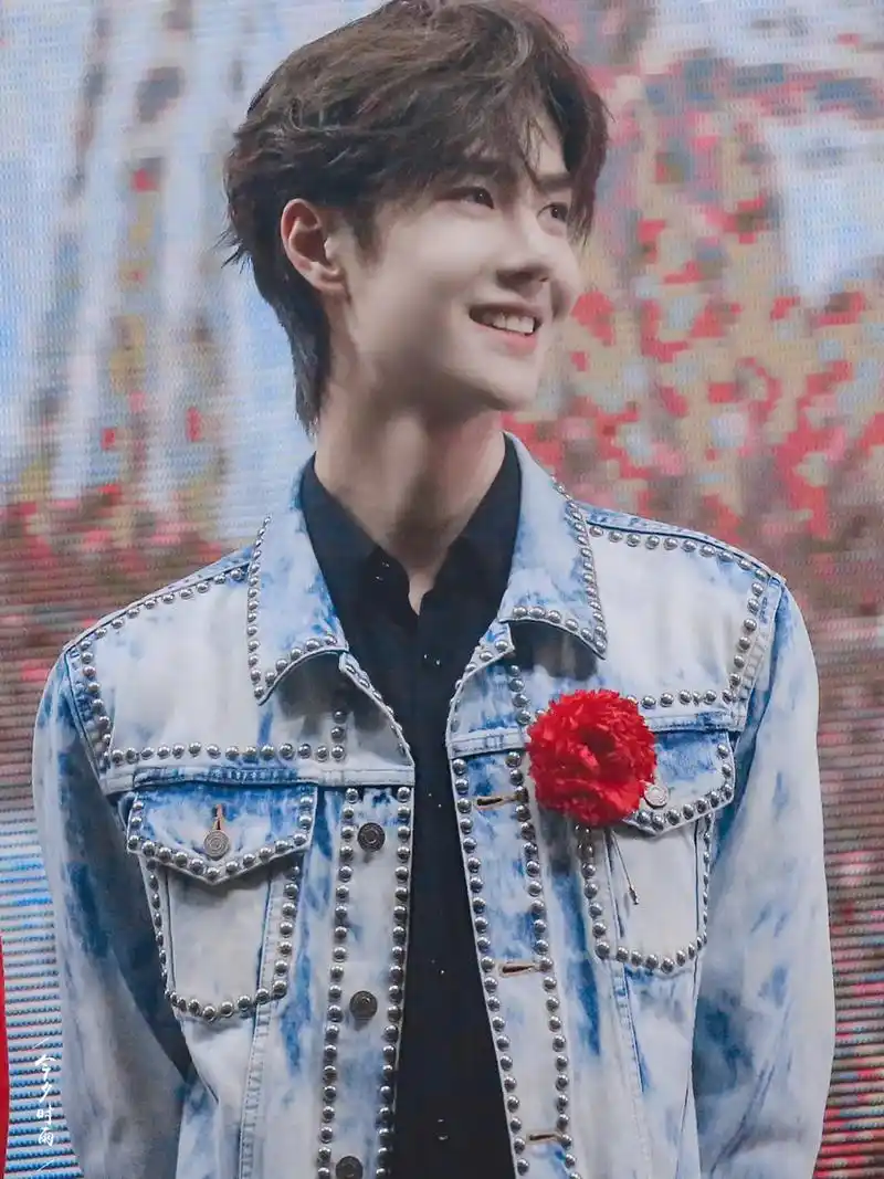 想念一个人的时候 哪怕只是翻看照片 都觉得好暖… #王一博  - 抖音