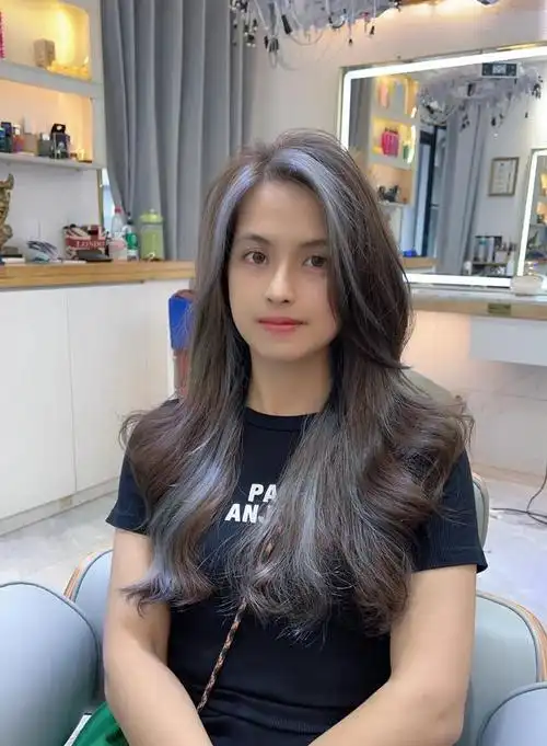 在当今时尚界,发型早已不再是简单的修剪与理发,它已经成为了展现个性