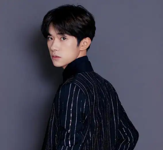 男星汽车代言大片,胡歌成熟李易峰霸道,却都不如易烊千玺?