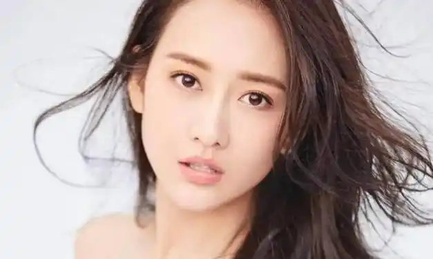 王鸥产后a4腰变水桶腰晒戒指宣誓主权婚姻状态引热议