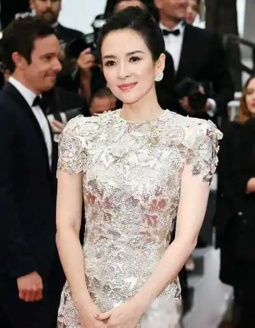 章子怡戛纳红毯传闻,酱园弄入围影片引热议:期待她穿这套吧!