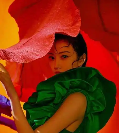 景甜穿红裙露大长腿,比起司藤中的柳叶眉,妖媚漂亮_穿着_电视_设计