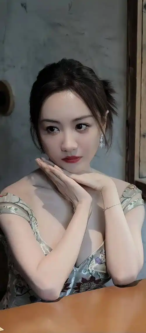 【杨蓉性感活动美图】深v鲜花裙,典雅的东方美,温婉的花仙子_时尚