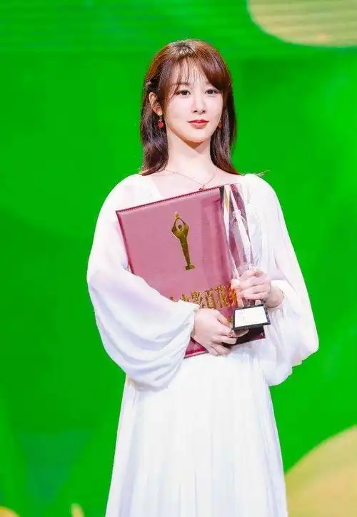 原创无缘金鹰女神百花奖又陪跑杨紫到底亏不亏