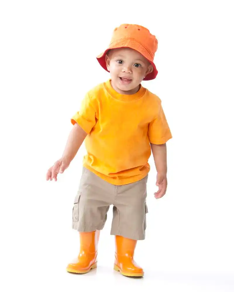 非洲裔美国小男孩穿着明亮的橙色帽子和胶鞋