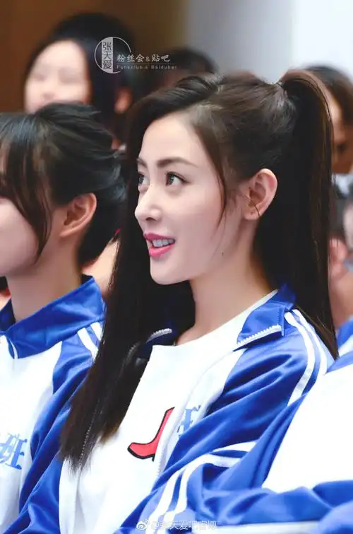 张天爱穿蓝白校服亮相《爱情进化论》开播发布会,俏皮十足好可爱