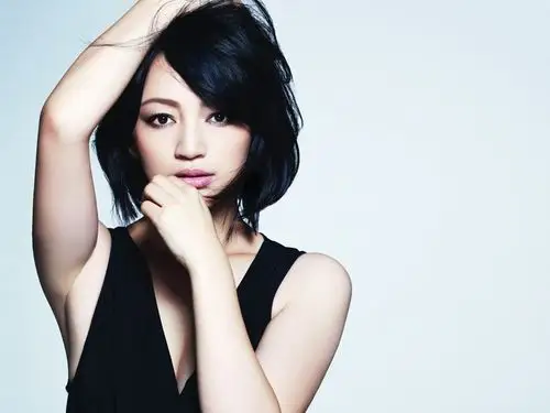 罗海琼帅气衬衣尽显熟女风范 眼神灵动娇媚十足_明星写真_图集_电影网