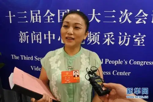 5月27日,全国人大代表李莉在湖北代表团驻地的视频采访室接受采访.