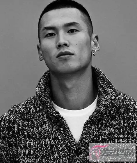 男生帅气平头发型 利落干练尽显男人味