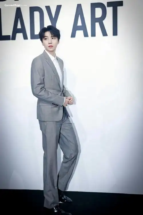 王俊凯灰西装look