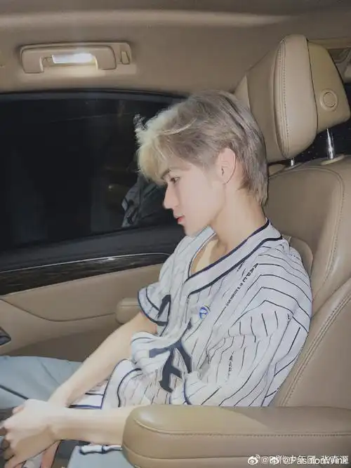 团新应援服#张真源金发直播,这个发色真的好适配啊,一整个惊艳到我了!