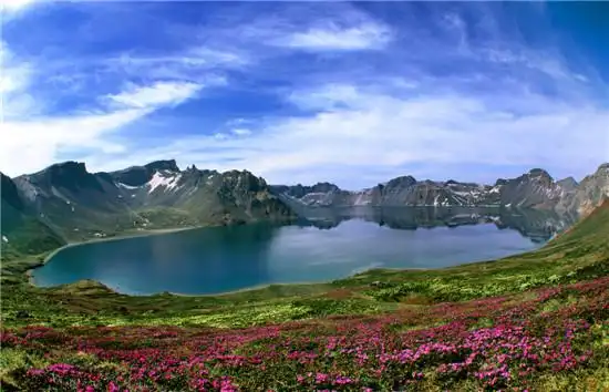 图说:长白山天池春