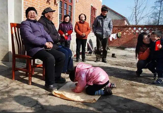 聊城风俗:大年初一,农村磕头拜年,你还记得吗?