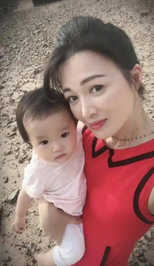 43岁陈少霞近照小腹凸显,富豪老公曾被曝很想要个儿子_刘德华_女儿