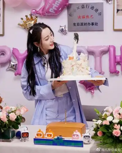 没有对比就没有伤害!热巴生日两块蛋糕落差明显,嘉行被骂惨